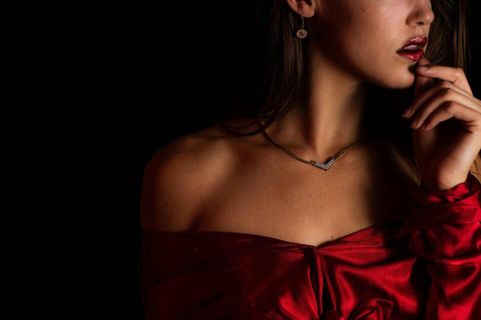 Jewelry for red velvet dress